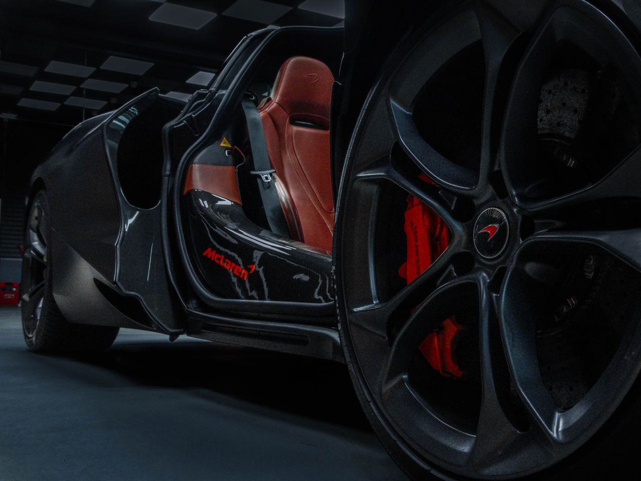 services-04 Detailed view of a McLaren cars luxurious interior and wheel, highlighting its elegant design in Ankara, Türkiye.